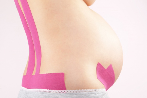 Kinesiotaping skuteczną metodą na walkę z bólem u kobiet ciężarnych Zdrowie, LIFESTYLE - O metodzie kinesiotapingu w walce z bólem w ciąży mówi Wioletta Bojanowska, certyfikowany fizjoterapeuta uroginekologiczny z Centrum Medycznego CMP.