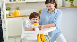 Okiem gastroenterologa: Mleko dla dziecka ? jakie, kiedy i w jakich ilościach? Zdrowie, LIFESTYLE - Jakie mleko wybrać dla małego dziecka? Wyjaśnia dr n.med. Agnieszka Krzywicka, specjalista pediatra, gastroenterolog dziecięcy, ekspert BebiKlub.pl.