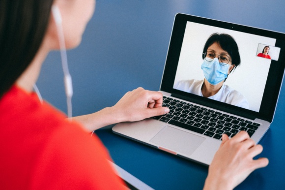 Telemedycyna zostanie z nami na stałe Zdrowie, LIFESTYLE - Pandemia upowszechniła telemedycynę. We wrześniu br. ponad 40% wszystkich konsultacji odbyło się zdalnie. Oprócz internisty i pediatry, najczęściej korzystamy tą drogą z porad endokrynologa, ginekologa i dematologa.