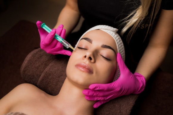 Mezoterapia igłowa - skuteczny zabieg dla każdego Zdrowie, LIFESTYLE - Mezoterapia igłowa to zabieg polegający na wstrzykiwaniu odpowiednio dobranych preparatów w głąb skóry.