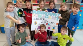 Dzieci pomagają dzieciom. Uczniowie białostockiej SSP nr 11 w ?Zakręconej akcji? Zdrowie, LIFESTYLE - Cała społeczność Społecznej Szkoły Podstawowej nr 11 zbiera nakrętki, by pomóc choremu na rdzeniowy zanik mięśni Nikosiowi. Potrzeba aż 10 mln zł, więc każda złotówka się liczy