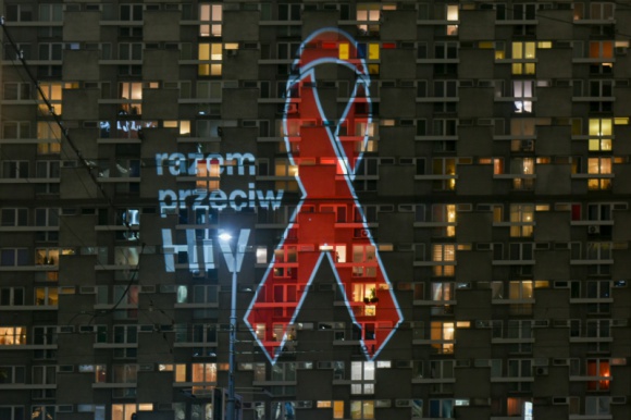 Katowice: w pandemii COVID-19 nie zapominajmy o HIV Zdrowie, LIFESTYLE - 19 listopada na fasadach budynków Katowic rozbłysną czerwone kokardki z napisem ?Razem przeciw HIV?, symbol solidarności z osobami żyjącymi z HIV. W tym roku ma to szczególne znaczenie, ponieważ w przestrzeni publicznej zagrożenie HIV zostało wyparte przez pandemię COVID-19.