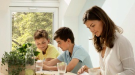 Najważniejsze czynniki zdrowego życia dla Polaków ? wyniki badania Zdrowie, LIFESTYLE - Jak wynika z najnowszej edycji raportu ?Barometr zdrowych domów?, wśród 9 czynników ważnych dla zachowania zdrowia, według Polaków, na plan pierwszy wysuwają się te związane z domem, jak zdrowy sen czy wietrzenie mieszkania.