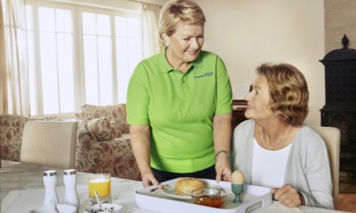 Po pandemii seniorom coraz mocniej zagraża wykluczenie cyfrowe.